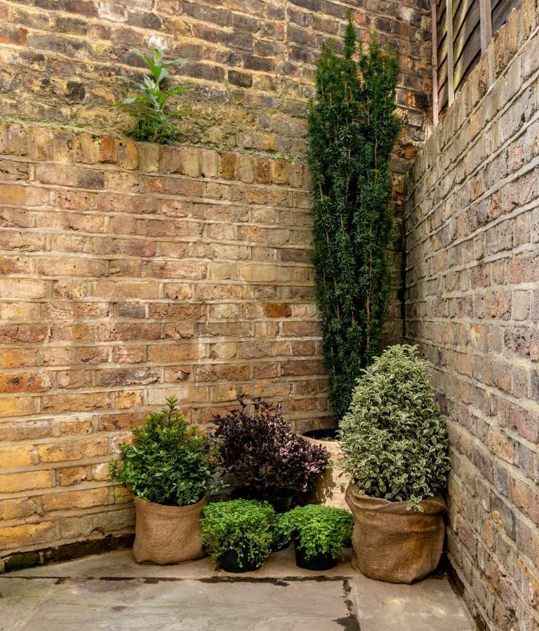 Apartment With Private Patio, And Park Across The Road (Adults Only) Londra Esterno foto