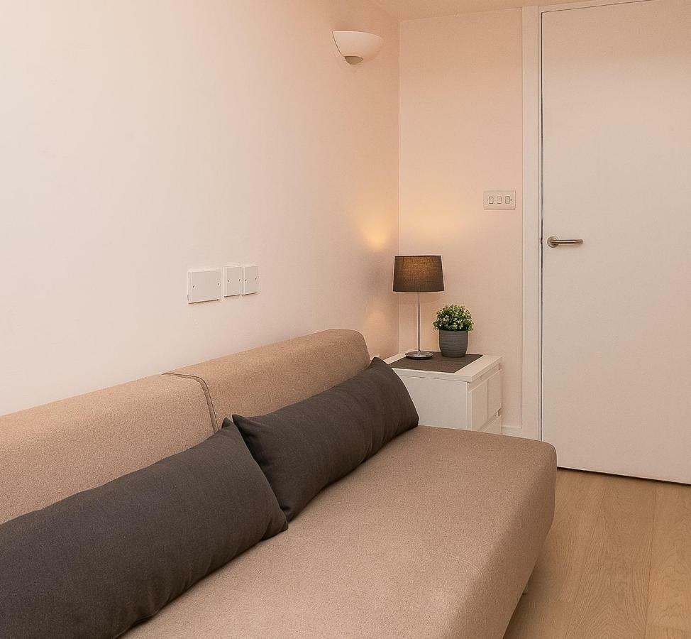 Apartment With Private Patio, And Park Across The Road (Adults Only) Londra Esterno foto