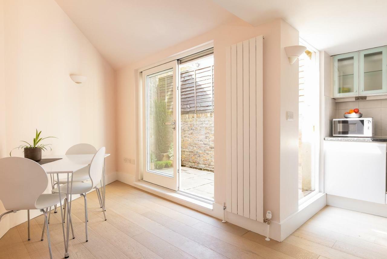 Apartment With Private Patio, And Park Across The Road (Adults Only) Londra Esterno foto